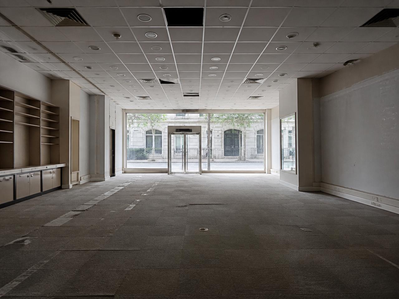 Tired retail unit